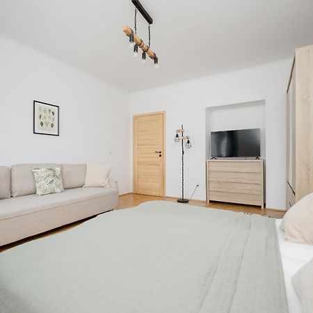 Spacious Apartment For 6 People Near The Old Town By Noclegi Renters Warschau Buitenkant foto