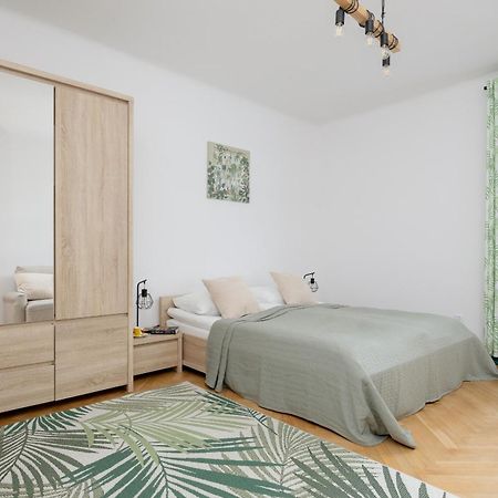 Spacious Apartment For 6 People Near The Old Town By Noclegi Renters Warschau Buitenkant foto