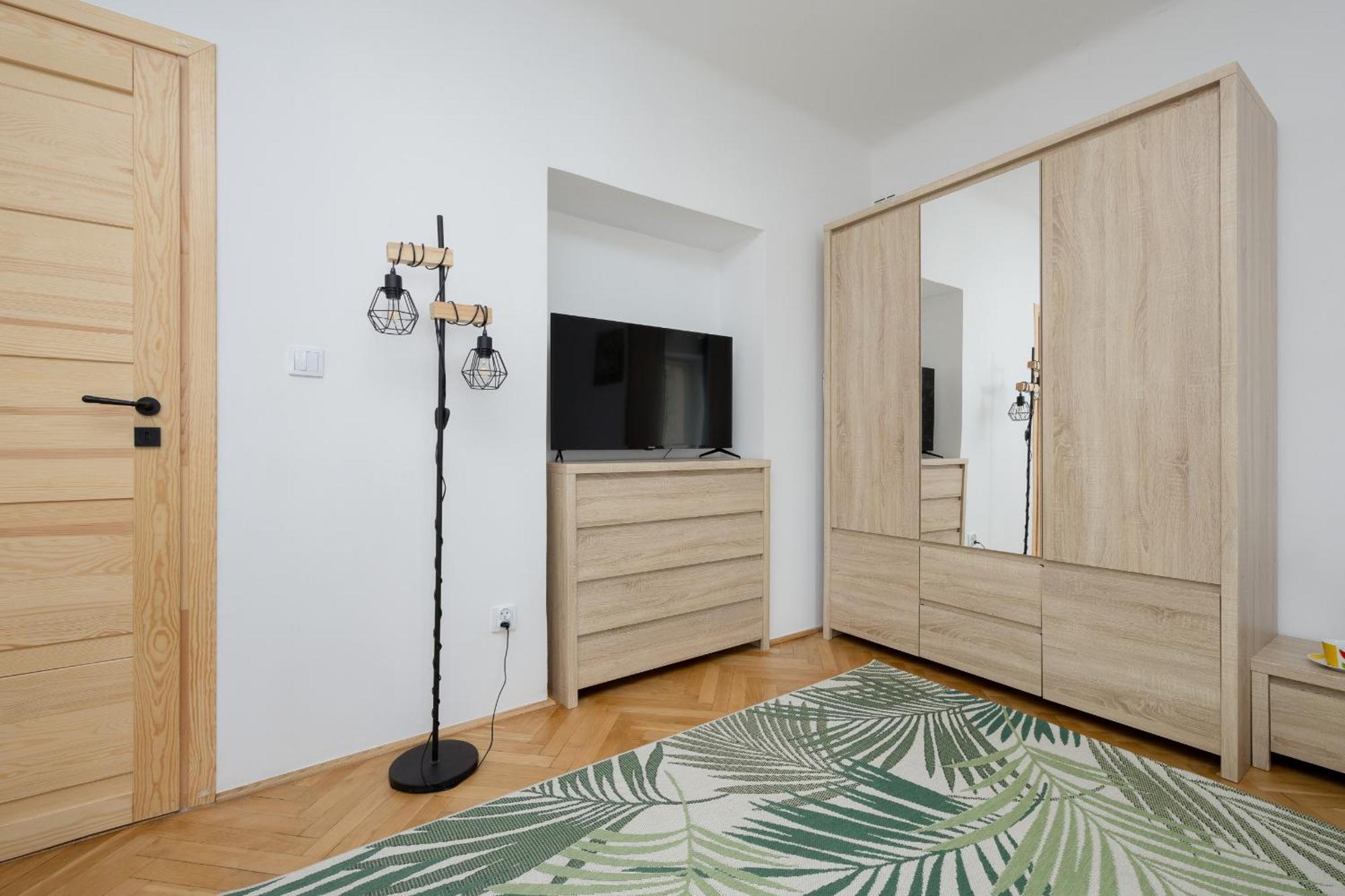 Spacious Apartment For 6 People Near The Old Town By Noclegi Renters Warschau Buitenkant foto